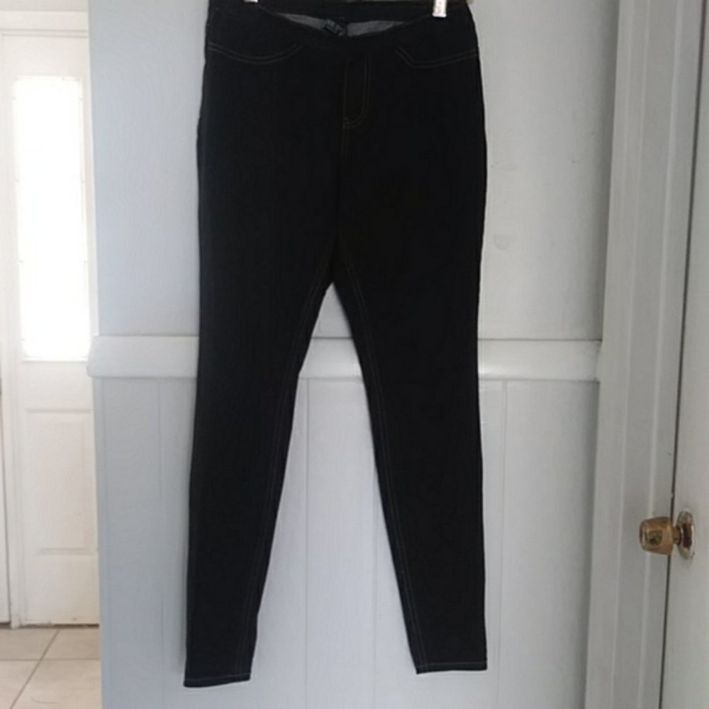 🎈3/$20 Hue skinny stretchy black denim jeggings